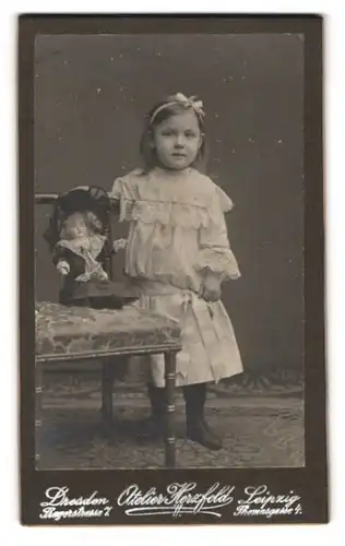 Fotografie Atelier Herzfeld, Dresden, Pragerstr. 7, Portrait süsses Mädchen im weissen Kleid mit ihrer Puppe auf dem Stuhl