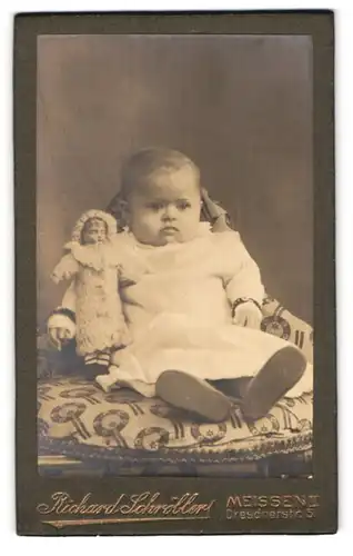 Fotografie Richard Schröbler, Meissen, Dresdnerstr. 5, Portrait Kleinkind mit seiner Puppe auf einem Kindersessel