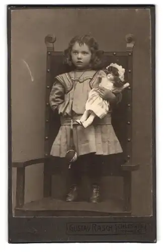 Fotografie Gustav Rasch, Schleswig, Stadtweg 32, süsses Mädchen im Kleidchen hällt ihre Puppe fest im Arm