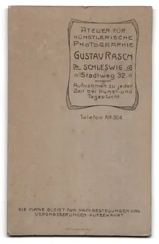 Fotografie Gustav Rasch, Schleswig, Stadtweg 32, süsses Mädchen im Kleidchen hällt ihre Puppe fest im Arm