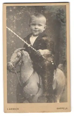 Fotografie L. Hansen, Kappeln, süsser junger Knabe im Anzug auf seinem Schauklepferd mit Lanze