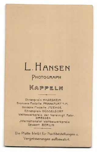 Fotografie L. Hansen, Kappeln, süsser junger Knabe im Anzug auf seinem Schauklepferd mit Lanze