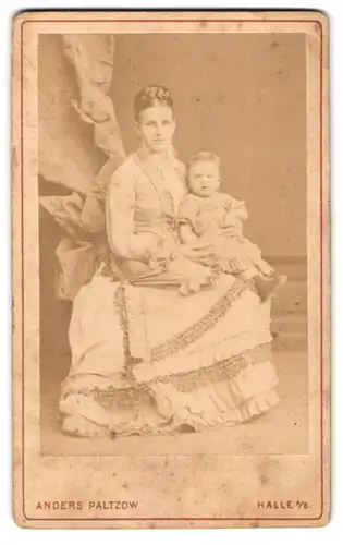 Fotografie Anders Platzwo, Halle a. S., Portrait junge Mutter mit ihrem Kind auf dem Schoss, Mutterglück