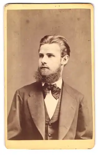 Fotografie unbekannter Fotograf und Ort, Portrait Herr Adalbert Zöhnle im Anzug mit buschigem Kinnbart, 1872