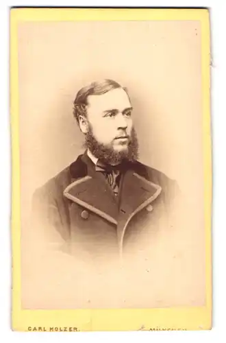 Fotografie Carl Holzer, München, Schommerstr. 17a, Portrait Aug. Rupprecht im Anzug mit Vollbart, 1875