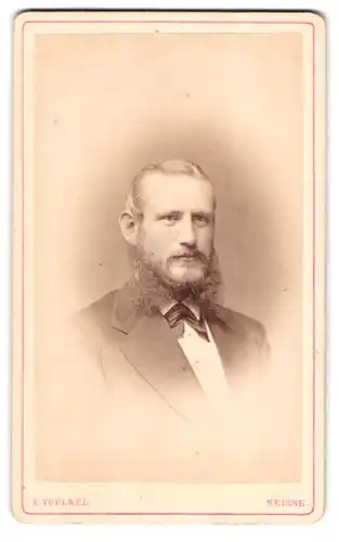 Fotografie E. Voelkel, Neisse, Ring 18, Portrait Herr im Anzug mit Backenbart und Fliege