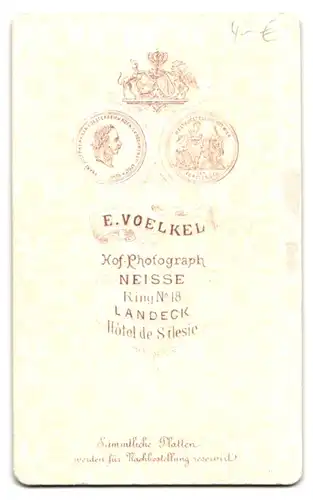 Fotografie E. Voelkel, Neisse, Ring 18, Portrait Herr im Anzug mit Backenbart und Fliege