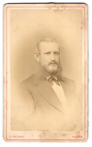 Fotografie E. Voelkel, Neisse, Ring 18, Portrait Herr im Anzug mit Backenbart und Fliege