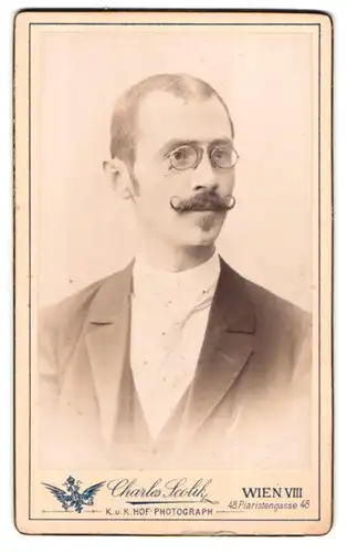 Fotografie Charles Scolik, Wien, Piaristengasse 48, Portrait junger Mann im Anzug mit Zwickerbrille und Zwirbelbart