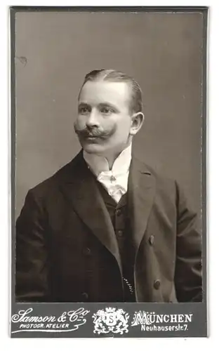 Fotografie Samson & Co., München, Neuhauserstr. 7, junger Mann im Anzug mit Kaiser Wilhelm Bart