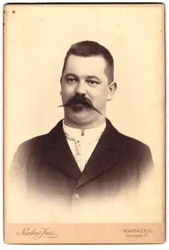 Fotografie Nicolaus Kuss, Mariazell, Wienergasse 61, Portrait Herr im Cordanzug mit Zwirbelbart