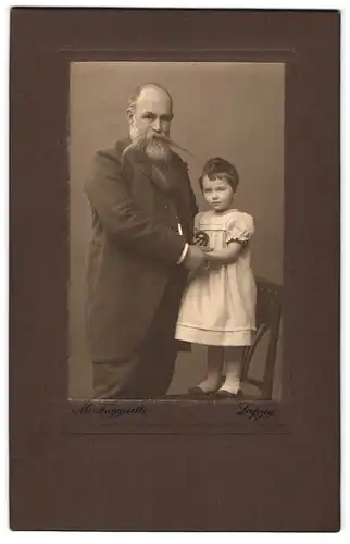 Fotografie M. Taggeselle, Leipzig, Portrait Grossvater mit Enkeltochter trägt gezwirbelten Vollbart