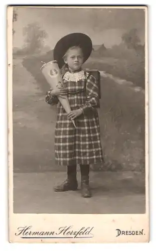 Fotografie Hermann Herzfeld, Dresden, Portrait niedliches Mädchen im karierten Kleid mit Zuckertüte und Ranzen