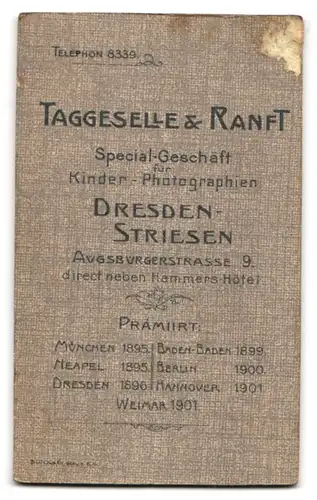 Fotografie Taggeselle & Ranft, Dresden, Augsburgerstr. 9, niedliches Mädchen im Kleid mit Zuckertüte und Schulranzen