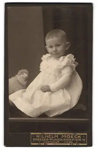 Fotografie Wilhelm Moeck, Dresden, Bienerstr. 14, Portrait kleines Mädchen im weissen Kleidchen mit Stoffschaf