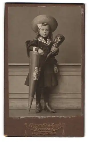 Fotografie Taggeselle & Ranft, Dresden, Augsburgerstr. 9, Portrait niedliches Mädchen mit zwei Zuckertüten