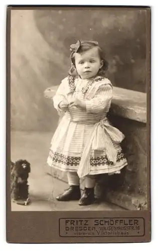 Fotografie Fritz Schöffler, Dresden, Waisenhausstr. 16, süsses Mädchen im gestreiften Kleid mit Spielzeug Pudel