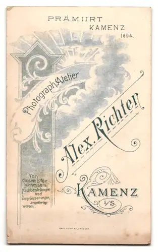 Fotografie Alex. Richter, Kamenz i. S., junger Knabe in Anzu gmit Zuckertüte und Mützenband Columbia, Schulranzen