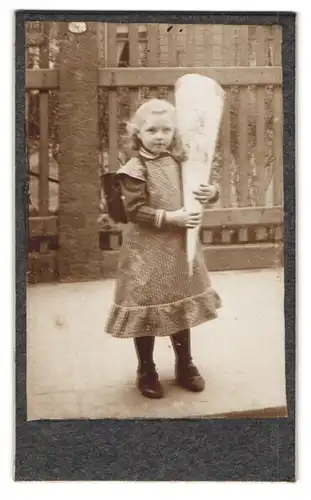 Fotografie unbekannter Fotograf und Ort, niedliches Mädchen im Pünktchenkleid mit grosser Zuckertüte