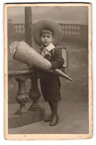 Fotografie Martin Herzfeld, Dresden, Pragerstr. 7, Portrait junger Knabe im Anzug mit grosser Zuckertüte unter dem Arm