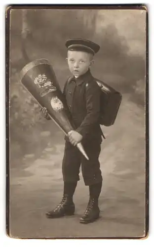 Fotografie Eugen Rosenthal, Weisswasser O. L., Bahnhofstr. 5, Portrait junger Knabe mit grosser Zuckertüte im Arm