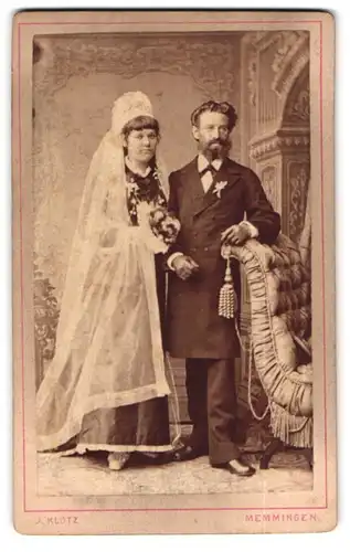 Fotografie J. Klotz, Memmingen, Portrait junges Brautpaar im schwarzen Hochzeitskleid und Anzug, weisser Schleier