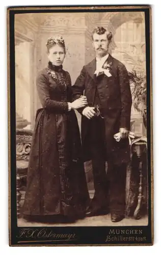 Fotografie F. X .Ostermayr, München, Schillerstr. 4, Portrait junges Brautpaar im schwarzen Kleid und Anzug