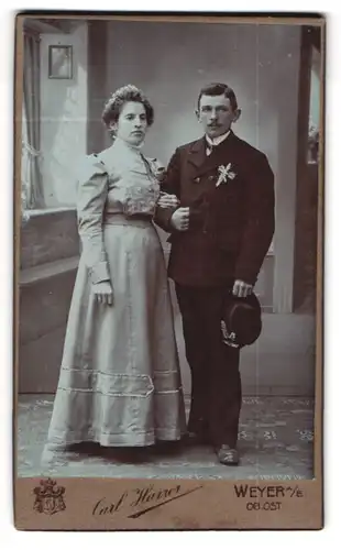 Fotografie Carl Harrer, Weyer A. E., Portrait Brautleute im Hochzeitskleid und Anzug mit Ansteckblumen