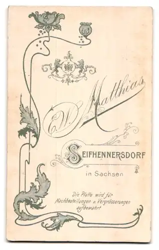 Fotografie E. W. Matthais, Seifhennersdorf, Brautleute im Hochzeitskleid und Anzug, Brautstrauss