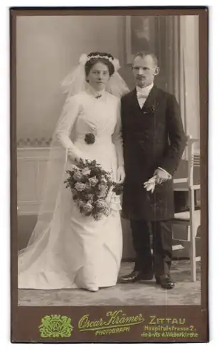 Fotografie Oscar Krämer, Zittau, Hospitalstr. 2, Brautpaar im Hochzeitskleid und Anzug nebst Zylinder