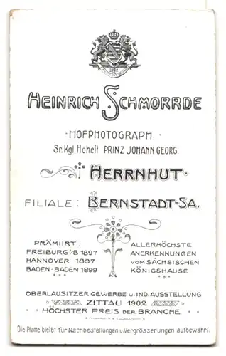 Fotografie Heinrich Schmirrde, Herrnhut, Brautpaar im schwarzen Hochzeitskleid und Schleier posieren im Atelier