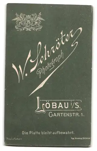 Fotografie W. Schröter, Löbau i. S., Gartenstr. 1, Brautleute im schwarzen Hochzeitskleid und Anzug mit Zylinder