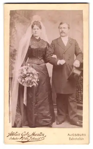 Fotografie Gebr. Martin, Augsburg, Bahnhofstr. 24, Portrait Brautleute im schwarzen Hochzeitskleid und Anzug, Zylinder