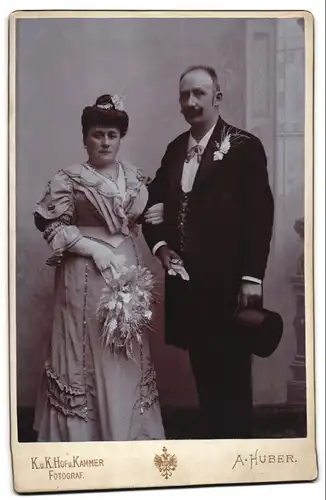 Fotografie A. Huber, Wien, Stefansplatz 2, Georg und Josefine Steiner zur Silberhochzeit im Kleid und Anzug, 1906