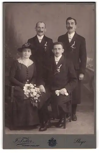 Fotografie J. Futter, Steyr, Pfarrgasse 14, Portrait Braut und Bräutigam mit Trautzeugen in Anzügen und Kleid