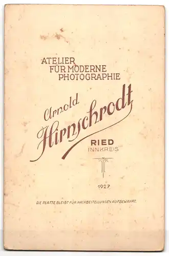 Fotografie Arnold Hirnschrodt, Ried, Portrait Eheleute im schwarzen Hochzeitskleid und Anzug mit Brautstrauss
