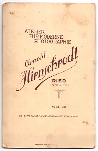Fotografie Arnold Hirnschrodt, Ried, Portrait Brautpaar im schwarzen Hochzeitskleid und Anzug mit Brautstrauss