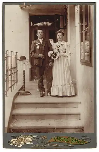 Fotografie unbekannter Fotograf und Ort, Portrait Eheleute im gestreiften Hochzeitskleid und Anzug mit Ansteckblumen