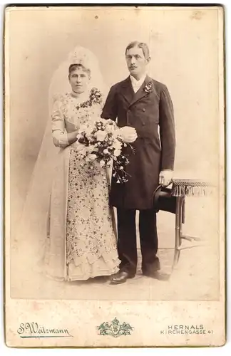 Fotografie S. Weitzmann, Hernals, Kirchengasse 41, Hochzeitspaar im Brautkleid und Anzug mit Zylinder