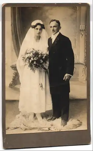 Fotografie A. Weidner, Frankenberg i. Sa., Portrait junges sächsisches Brautpaar im Hochzeitskleid und Anzug