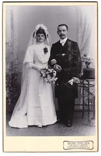 Fotografie Bruno Stelzer, Dresden, Resewitzerstr. 20, Portrait Brautleute im Hochzeitskleid und Anzug mit Zylinder