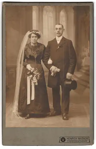 Fotografie Heinrich Wagner, Ehrenfriedersdorf, Chemnitzerstr., Portrait Eheleute im schwarzen Hochzeitskleid und Anzug