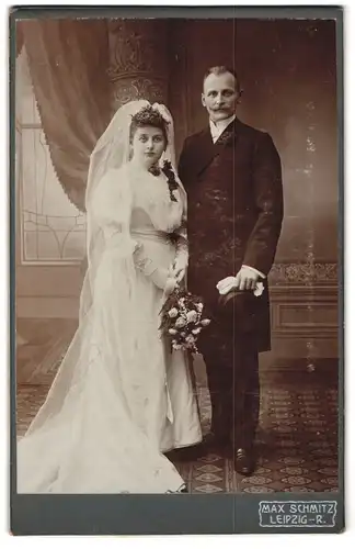 Fotografie Max Schmitz, Leipzig, Weidmannstr. 2, Portrait Brautpaar im Hochzeitskleid mit Schleier und Anzug, Zylinder