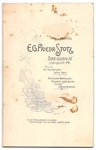 Fotografie E. G. Fr. Stotz, Dresden, Leipzigerstr. 49, junge Brautleute im Hochzeitskleid und Anzug mit Zylinder
