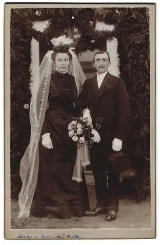 Fotografie unbekannter Fotograf und Ort, Portrait Anna und Hermann Barth im schwarzen Hochzeitskleid und Anzug, 1909