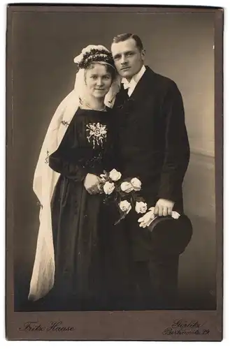 Fotografie Fritz Haase, Görlitz, Berlinerstr. 29, junge Brautleute im schwarzen Hochzeitskleid und Anzug mit Zylinder