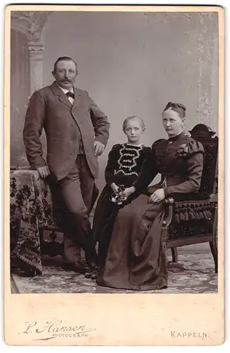 Fotografie L. Hansen, Kappeln, Mutter und Vater mit ihrer blonden Tochter im Atelier