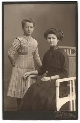 Fotografie E. G. Fr. Stotz, Dresden, junge Mutter im schwarzen Kleid mit ihrer Tochter im karierten Kleid