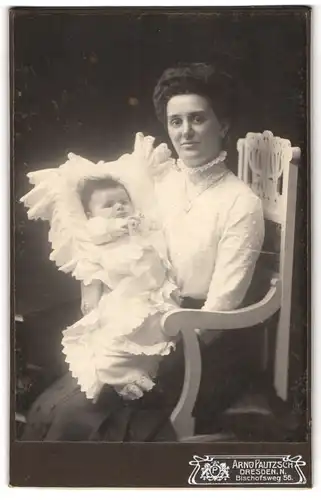 Fotografie Arno Pautzsch, Dresden, Bischofsweg 56, Mutter in heller Bluse mit ihrem Neugeborenem im Arm