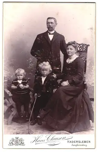 Fotografie Hans Clausen, Hadersleben, Jungfernstieg, junge Eltern mit ihren beiden blonden Kindern